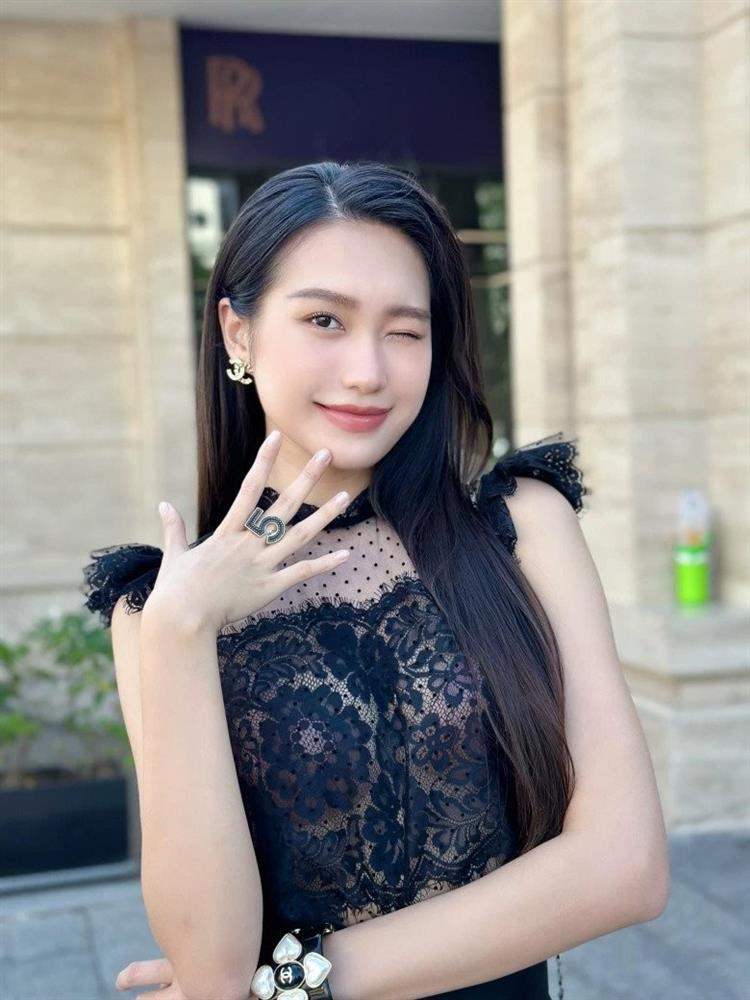 Bạn gái Đoàn Văn Hậu mặc kiệm vải lộ luôn miếng dán ngực-2