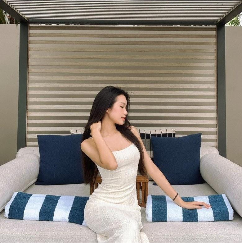 Bạn gái Đoàn Văn Hậu mặc kiệm vải lộ luôn miếng dán ngực-5