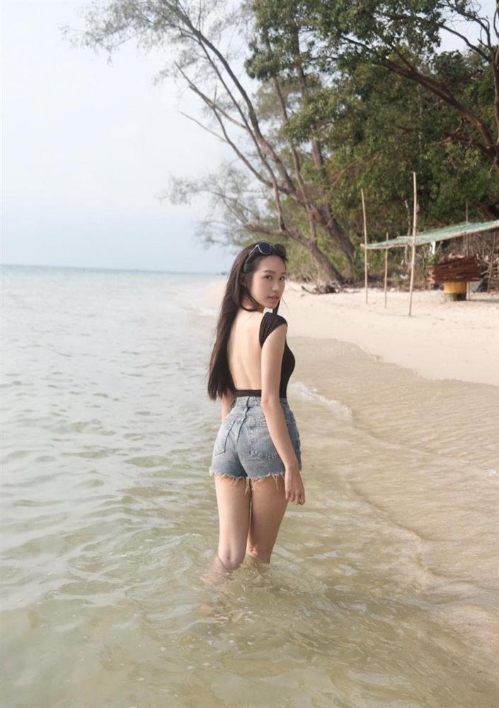 Bạn gái Đoàn Văn Hậu mặc kiệm vải lộ luôn miếng dán ngực-1