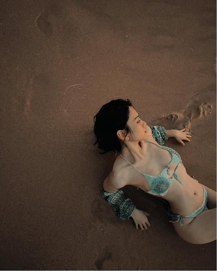 Lê Bống tung ảnh đón hè đốt mắt cộng đồng mạng-3