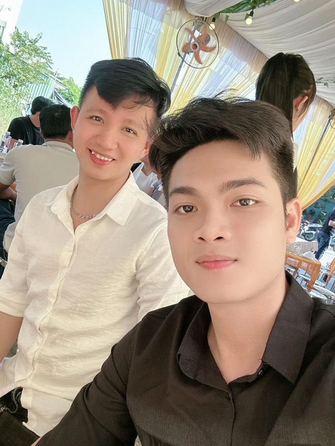 Đám cưới đồng tính: Cô dâu miền Tây khoe kim cương đầy tay-5