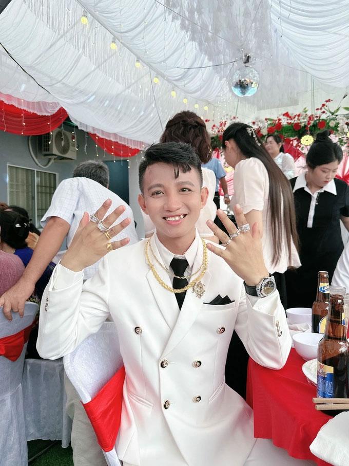 Đám cưới đồng tính: Cô dâu miền Tây khoe kim cương đầy tay-3