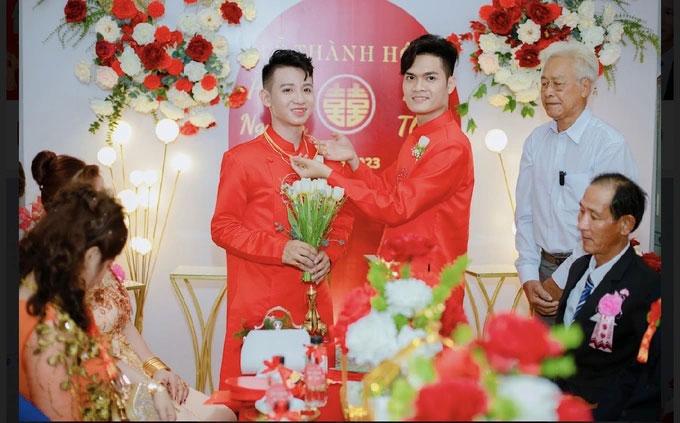 Đám cưới đồng tính: Cô dâu miền Tây khoe kim cương đầy tay-2