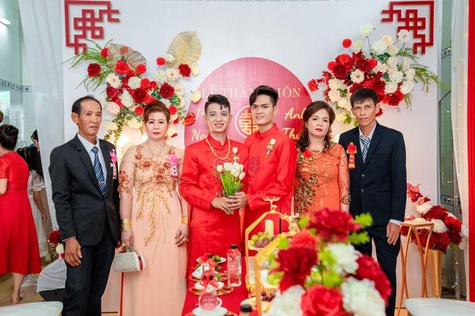 Đám cưới đồng tính: Cô dâu miền Tây khoe kim cương đầy tay-1