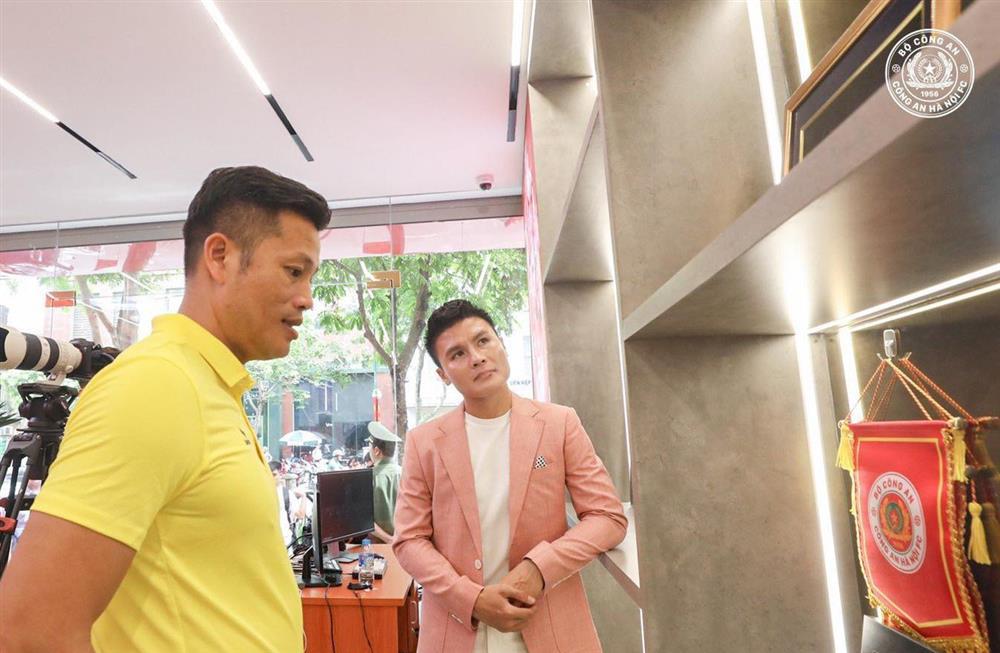 Bạn gái hộ tống Quang Hải tới lễ ký hợp đồng CLB Công an Hà Nội-7