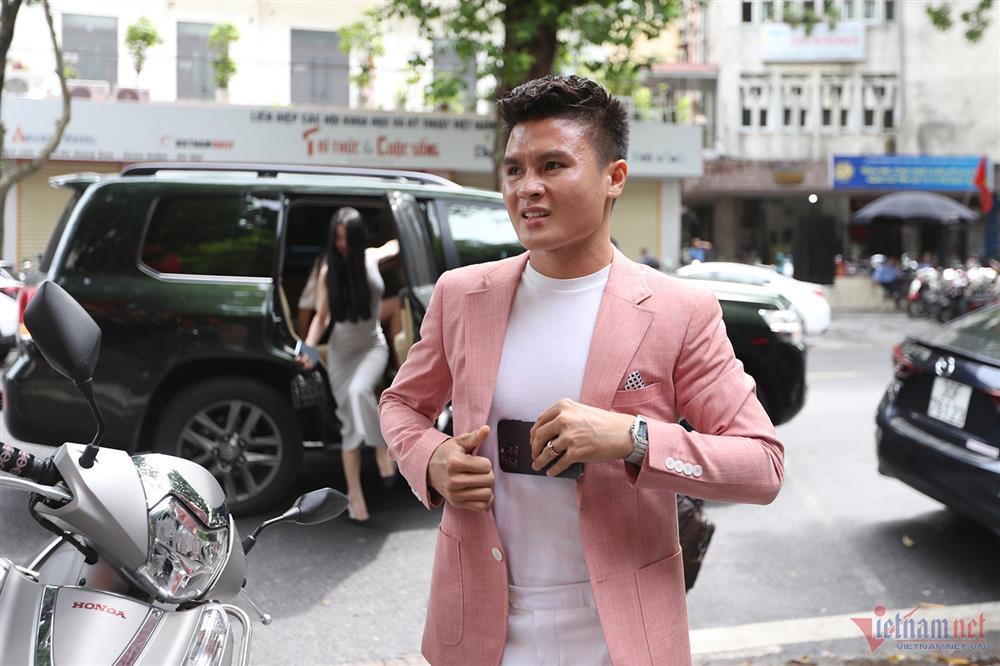 Bạn gái hộ tống Quang Hải tới lễ ký hợp đồng CLB Công an Hà Nội-2