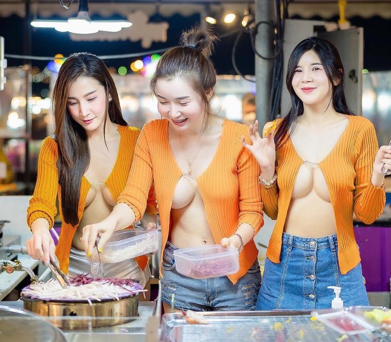 Thót tim 3 cô gái bổ sầu riêng ở chợ mặc như đi biển, khoe đồ bơi tí hon-4