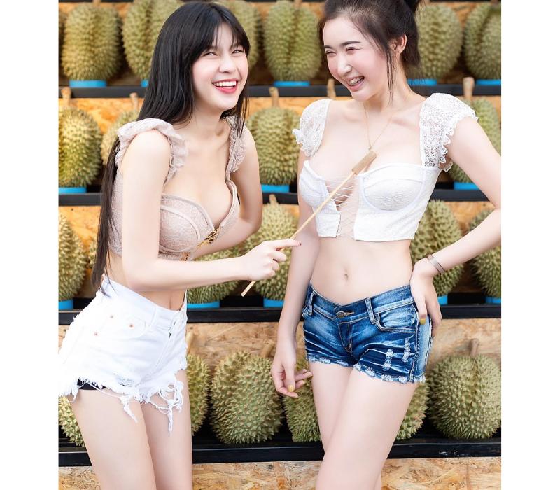 Thót tim 3 cô gái bổ sầu riêng ở chợ mặc như đi biển, khoe đồ bơi tí hon-9