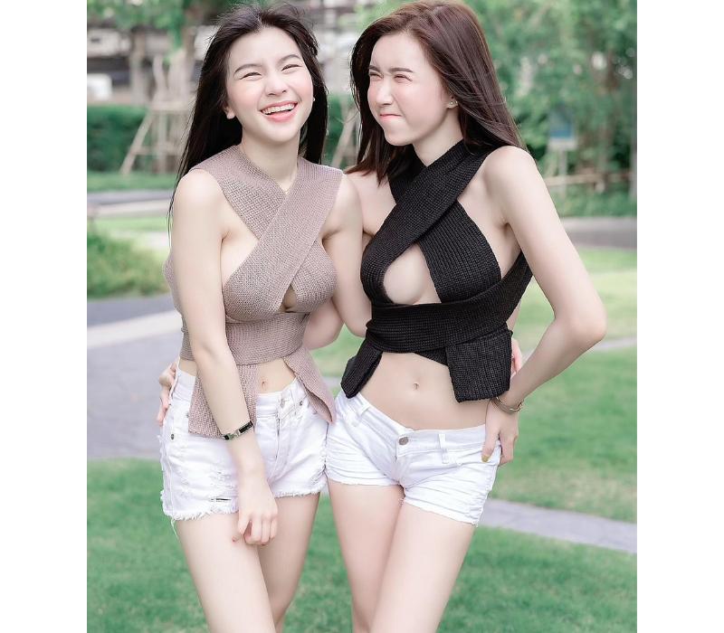 Thót tim 3 cô gái bổ sầu riêng ở chợ mặc như đi biển, khoe đồ bơi tí hon-10