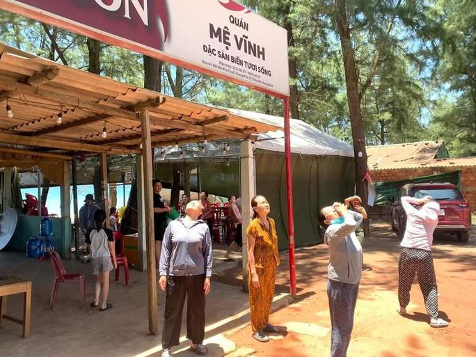 Bác sĩ nói gì về cảnh nhiều người ngửa mặt nhìn trời vào 12 giờ Tết Đoan Ngọ?-1