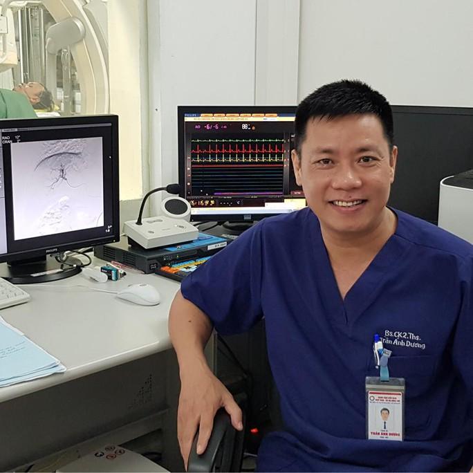 Bác sĩ nói gì về cảnh nhiều người ngửa mặt nhìn trời vào 12 giờ Tết Đoan Ngọ?-2