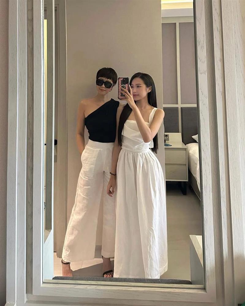 Mẹ Doãn Hải My U50 đứng cạnh con gái 2k1 giống như hai chị em-2