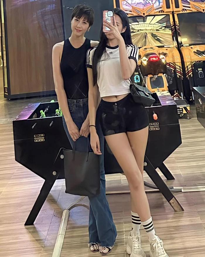 Mẹ Doãn Hải My U50 đứng cạnh con gái 2k1 giống như hai chị em-4