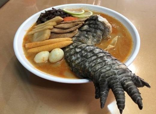 Món mì ramen có nguyên một chiếc chân cá sấu nhô ra gây sốc ở Đài Loan-1