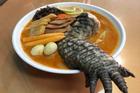 Món mì ramen có nguyên một chiếc chân cá sấu nhô ra gây sốc ở Đài Loan