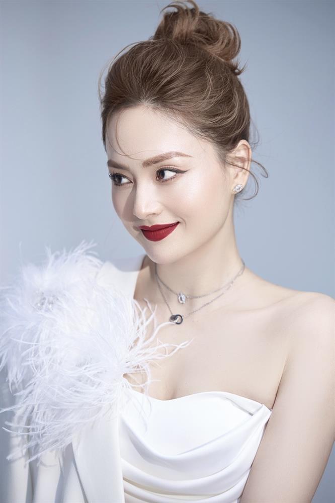 Vẻ gợi cảm khác xa trên phim của diễn viên Lan Phương ở tuổi 40-2