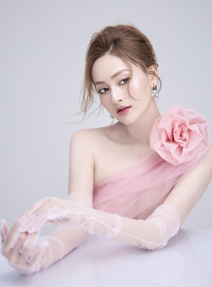 Vẻ gợi cảm khác xa trên phim của diễn viên Lan Phương ở tuổi 40-7