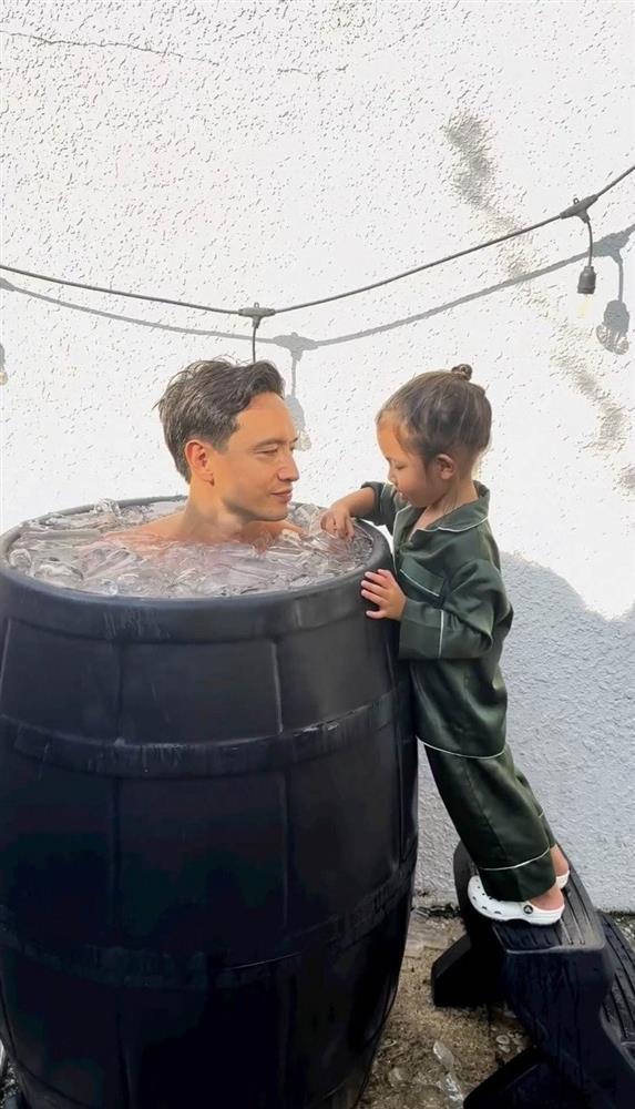 Chồng Hồ Ngọc Hà ngâm mình trong bồn nước đá, mãn nguyện khi được gái rượu Lisa phục vụ-1