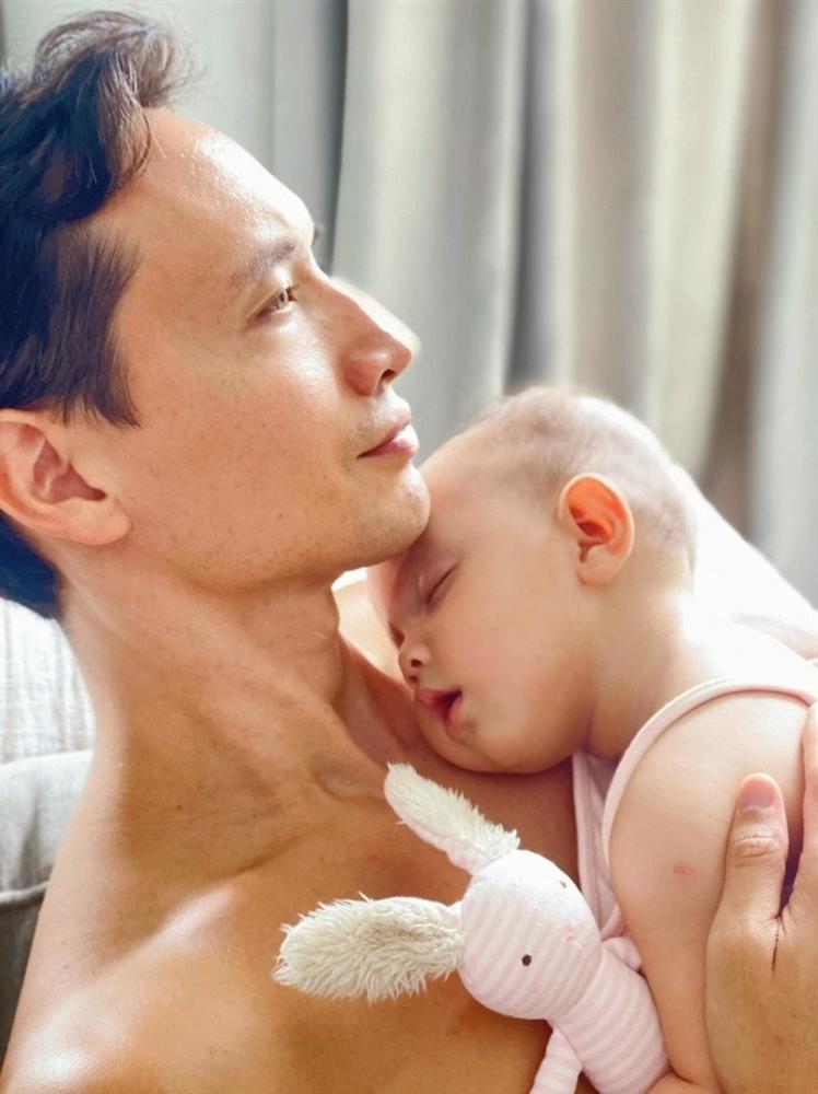 Chồng Hồ Ngọc Hà ngâm mình trong bồn nước đá, mãn nguyện khi được gái rượu Lisa phục vụ-4