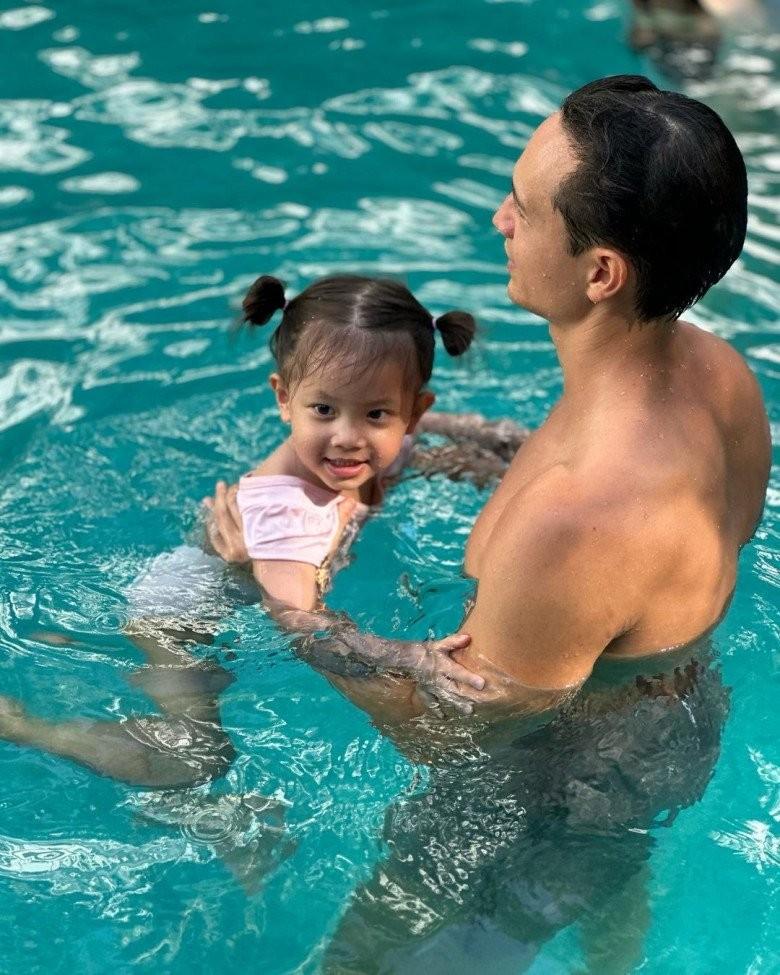 Chồng Hồ Ngọc Hà ngâm mình trong bồn nước đá, mãn nguyện khi được gái rượu Lisa phục vụ-5