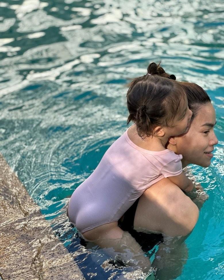 Chồng Hồ Ngọc Hà ngâm mình trong bồn nước đá, mãn nguyện khi được gái rượu Lisa phục vụ-6