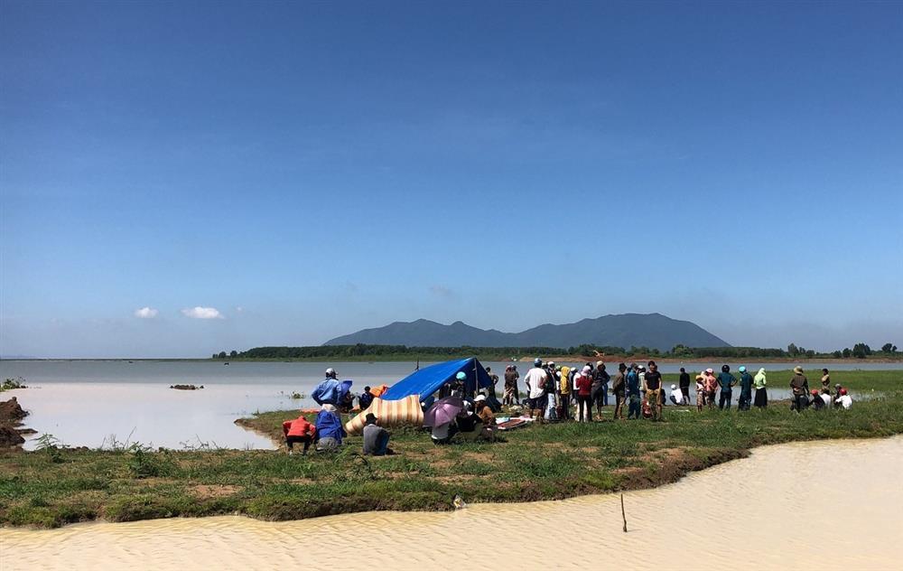 Cha dượng và 2 con tử vong dưới hồ Đá Đen-1