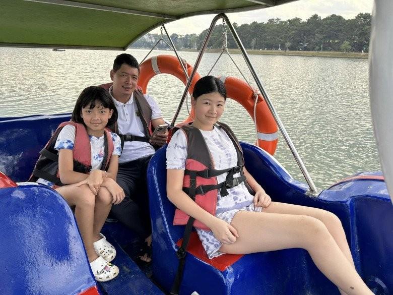 Ngoài con gái 1m74, Bình Minh còn một con gái 11 tuổi cao không kém, mặt y hệt bố-11