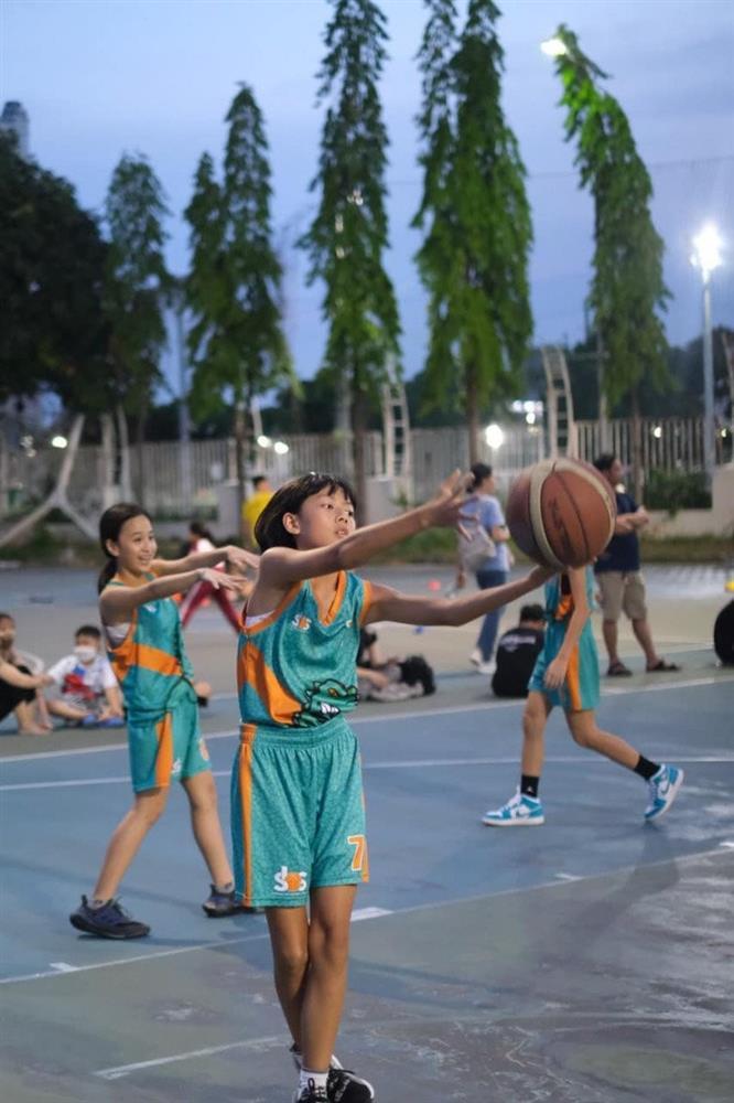 Ngoài con gái 1m74, Bình Minh còn một con gái 11 tuổi cao không kém, mặt y hệt bố-7