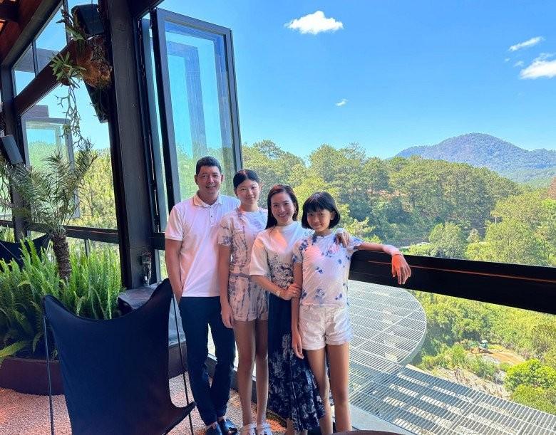 Ngoài con gái 1m74, Bình Minh còn một con gái 11 tuổi cao không kém, mặt y hệt bố-6