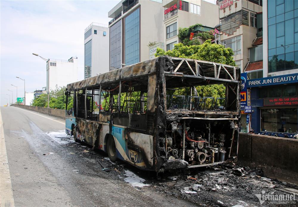 Hà Nội: Xe buýt bốc cháy dữ dội khi đang lên dốc Vành đai 3-2