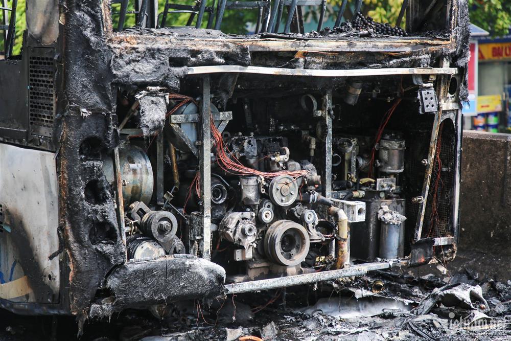 Hà Nội: Xe buýt bốc cháy dữ dội khi đang lên dốc Vành đai 3-3