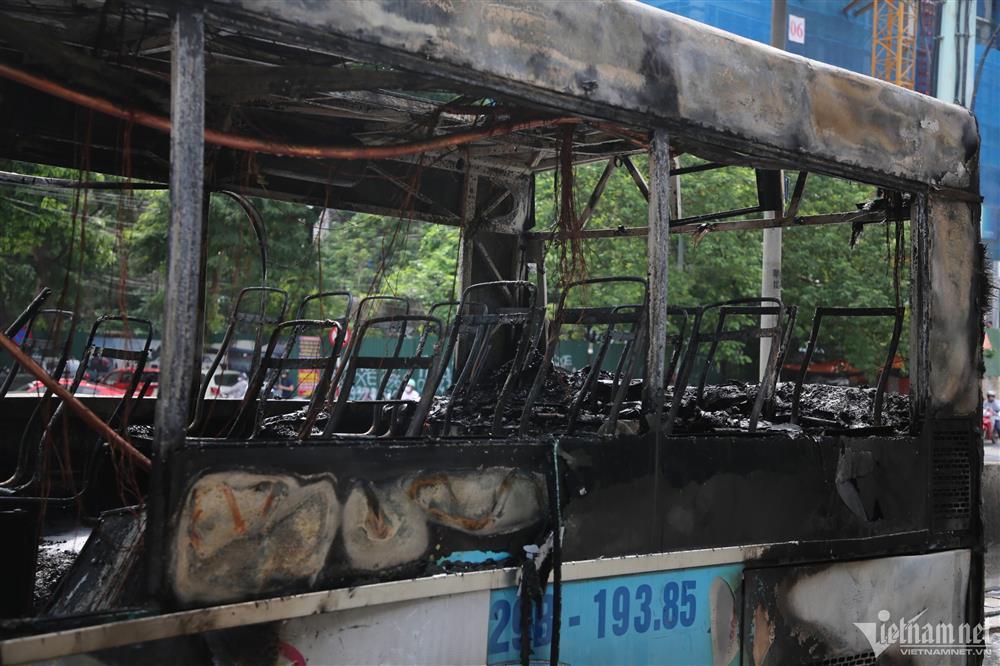 Hà Nội: Xe buýt bốc cháy dữ dội khi đang lên dốc Vành đai 3-4