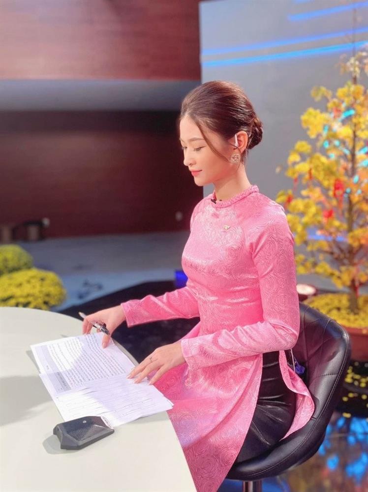 BTV Thời sự Cẩm Tú - cô gái duy nhất lấy chồng nhờ Người Ấy Là Ai đã rời VTV-1