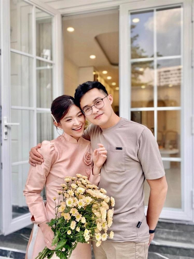 BTV Thời sự Cẩm Tú - cô gái duy nhất lấy chồng nhờ Người Ấy Là Ai đã rời VTV-12