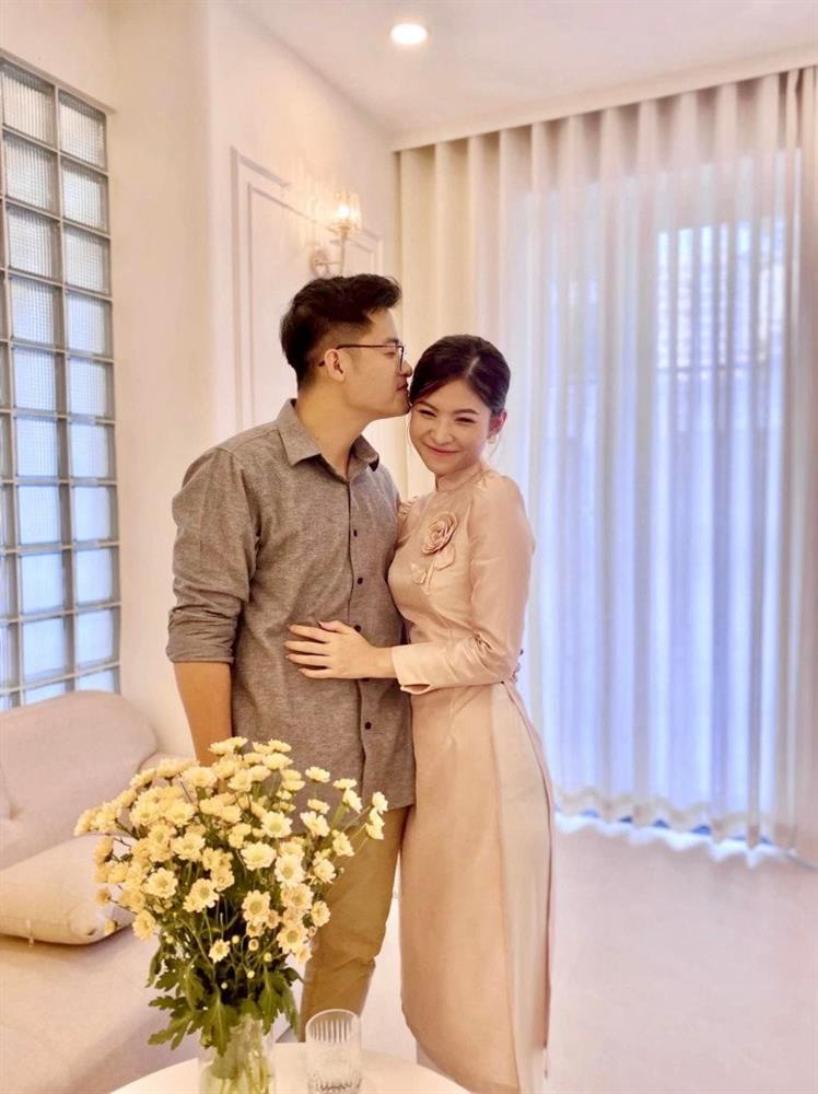 BTV Thời sự Cẩm Tú - cô gái duy nhất lấy chồng nhờ Người Ấy Là Ai đã rời VTV-13