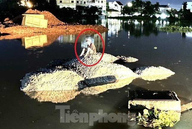 Người đàn ông bị nước cuốn trôi, tỉnh dậy tưởng mình đang ở đảo-1