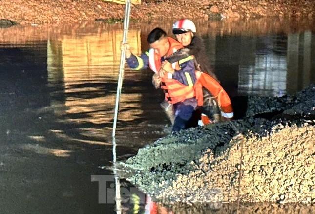Người đàn ông bị nước cuốn trôi, tỉnh dậy tưởng mình đang ở đảo-2