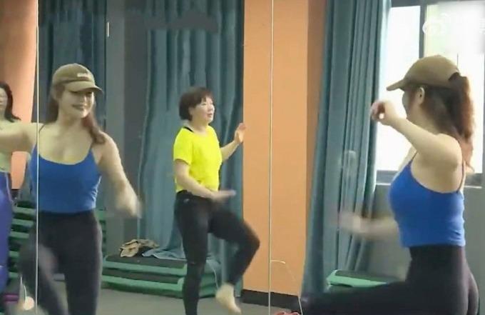 Bà ngoại không tuổi tập luyện 22 năm để giữ eo 63 cm-2