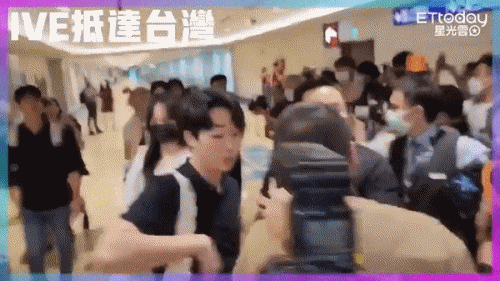 Ekip IVE xô đẩy phóng viên ngay tại sân bay, phản ứng của nhóm ra sao?-3