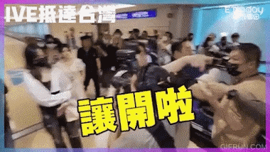 Ekip IVE xô đẩy phóng viên ngay tại sân bay, phản ứng của nhóm ra sao?-4