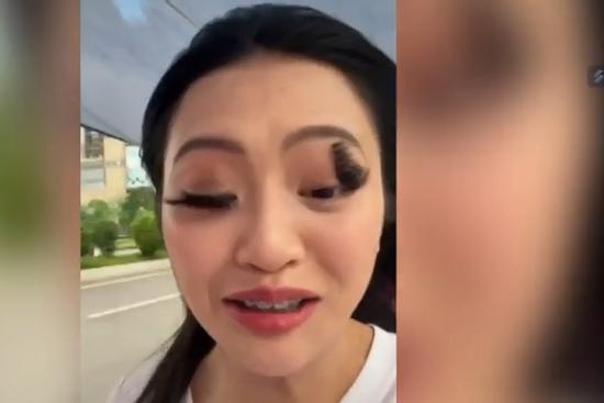 Cười lăn xem gái xinh khổ sở khi gió thổi bay lông mi giả