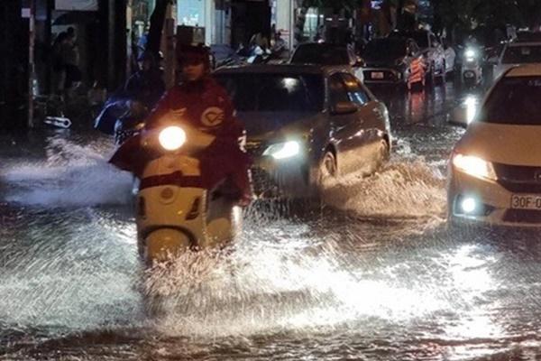 Quốc lộ 6 ngập như sông, xe máy bị cuốn trôi-4