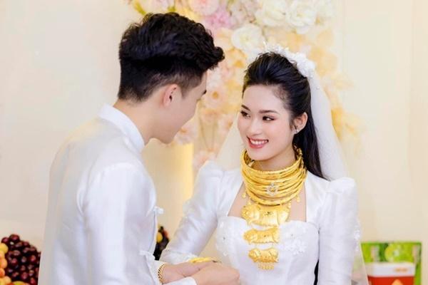Đám cưới được chị chồng tặng 10 cây vàng, em dâu thừa nhận lấy chồng đổi đời-2