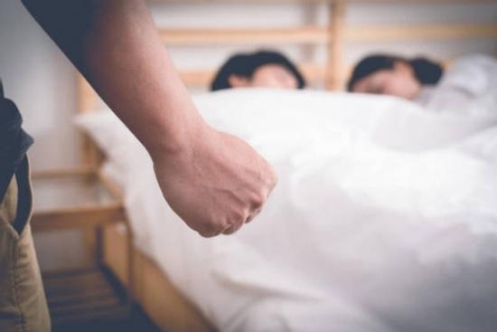 Bố tôi ngoại tình nhưng toàn nói chuyện đạo đức