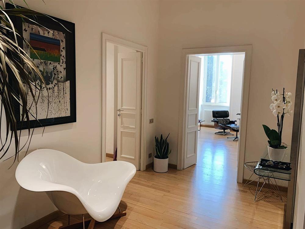 Hoa hậu từng được mệnh danh giàu nhất Việt Nam hiện sống ra sao trong căn nhà tại Ý?-5