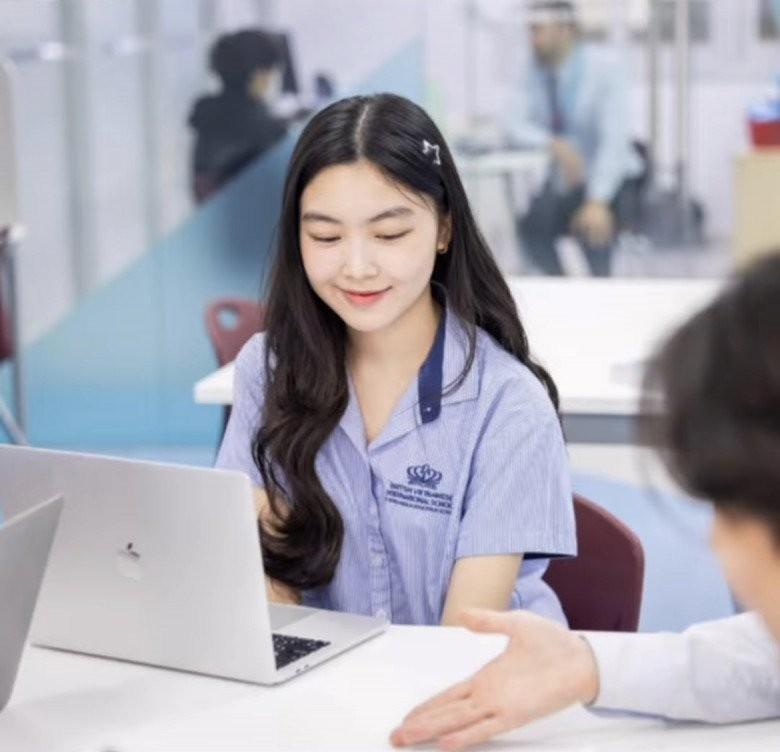 Theo chân con gái Quyền Linh đến trường, mặt mộc xinh nhất nhì lớp, cao hơn bạn bè một cái đầu-3