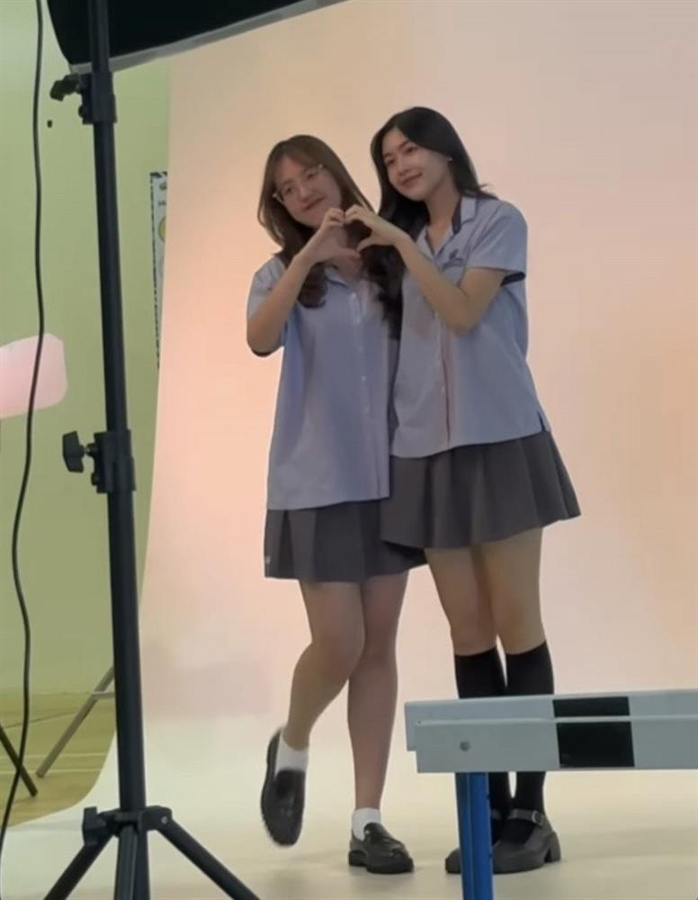 Theo chân con gái Quyền Linh đến trường, mặt mộc xinh nhất nhì lớp, cao hơn bạn bè một cái đầu-4