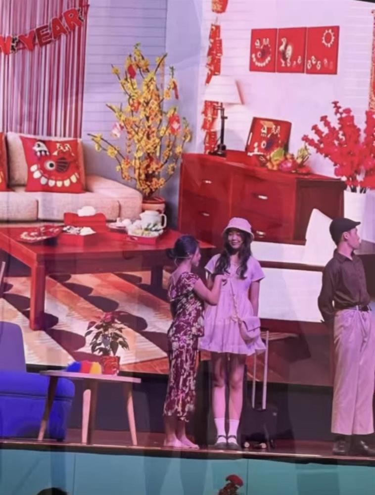 Theo chân con gái Quyền Linh đến trường, mặt mộc xinh nhất nhì lớp, cao hơn bạn bè một cái đầu-5