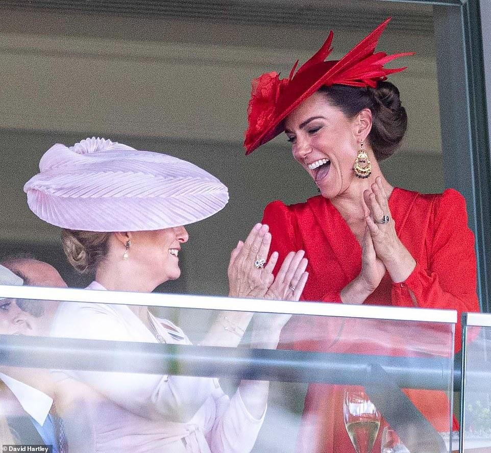 Công nương Kate gây sốt-10