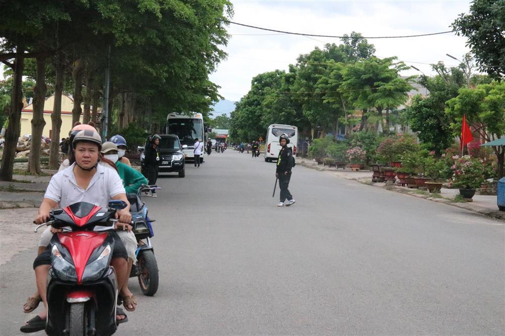 Hình ảnh khám xét nhà các bị can vụ buôn lậu 3 tấn vàng ở Quảng Trị-3